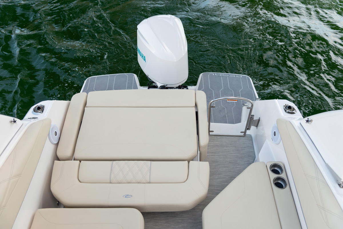 26 XO Hors-bord carré arrière convertible bain de soleil