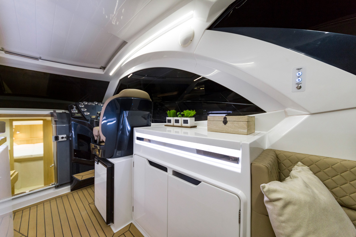 GALEON 335 HTS wet bar