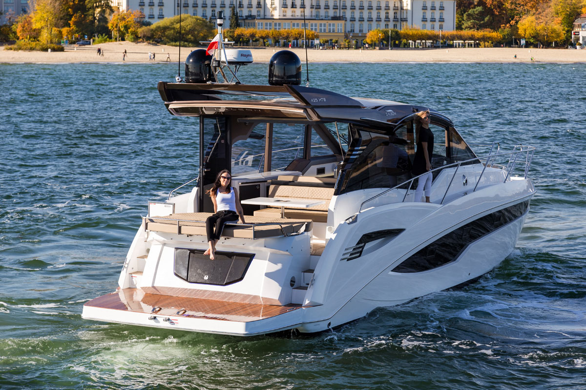 Galeon 425 HTS bain de soleil arrière