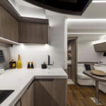 Galeon 425 HTS cuisine et salon intérieur