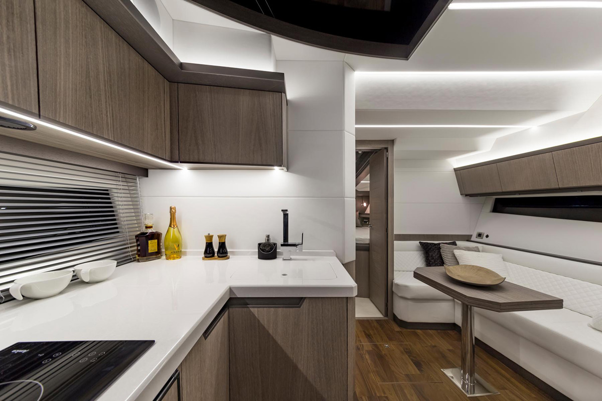 Galeon 425 HTS cuisine et salon intérieur