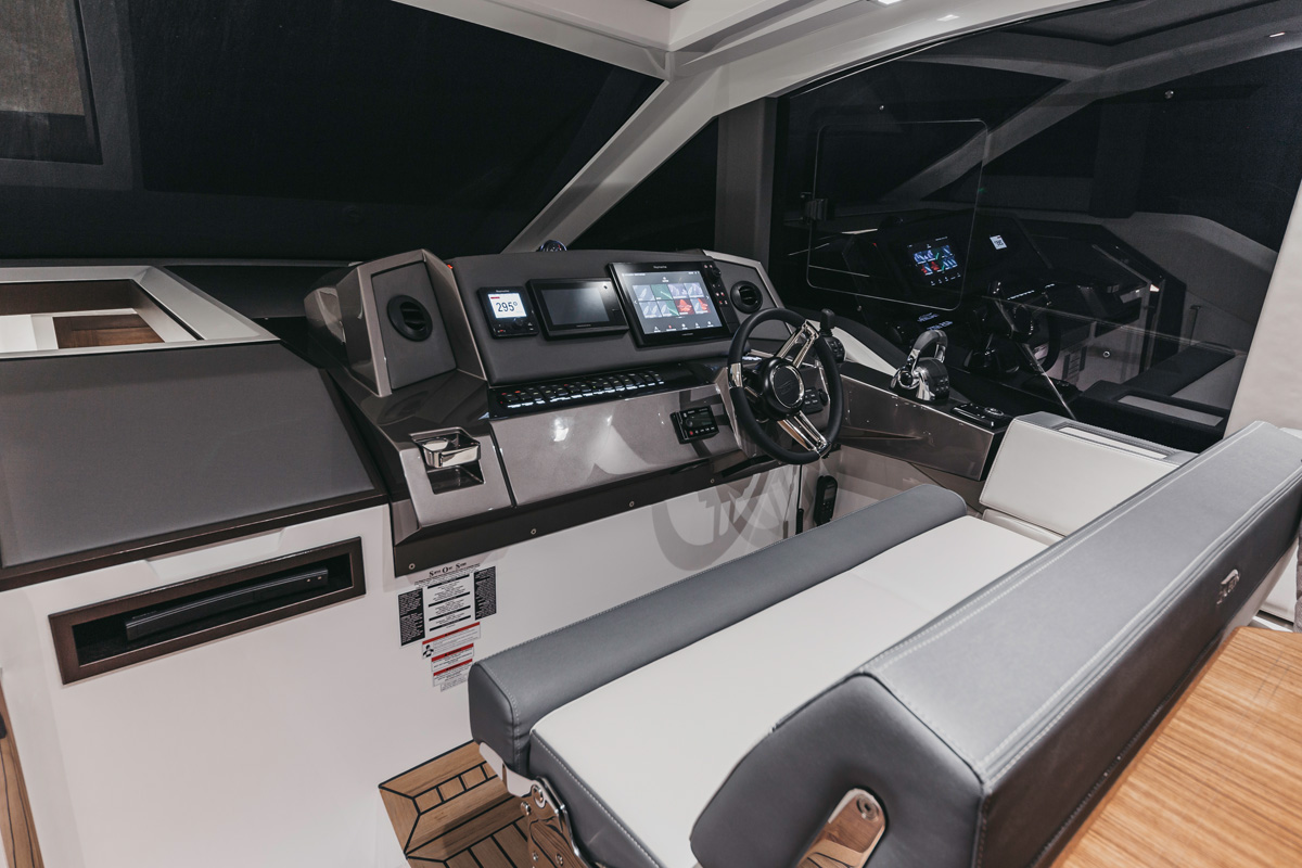 Galeon 425 HTS poste pilotage