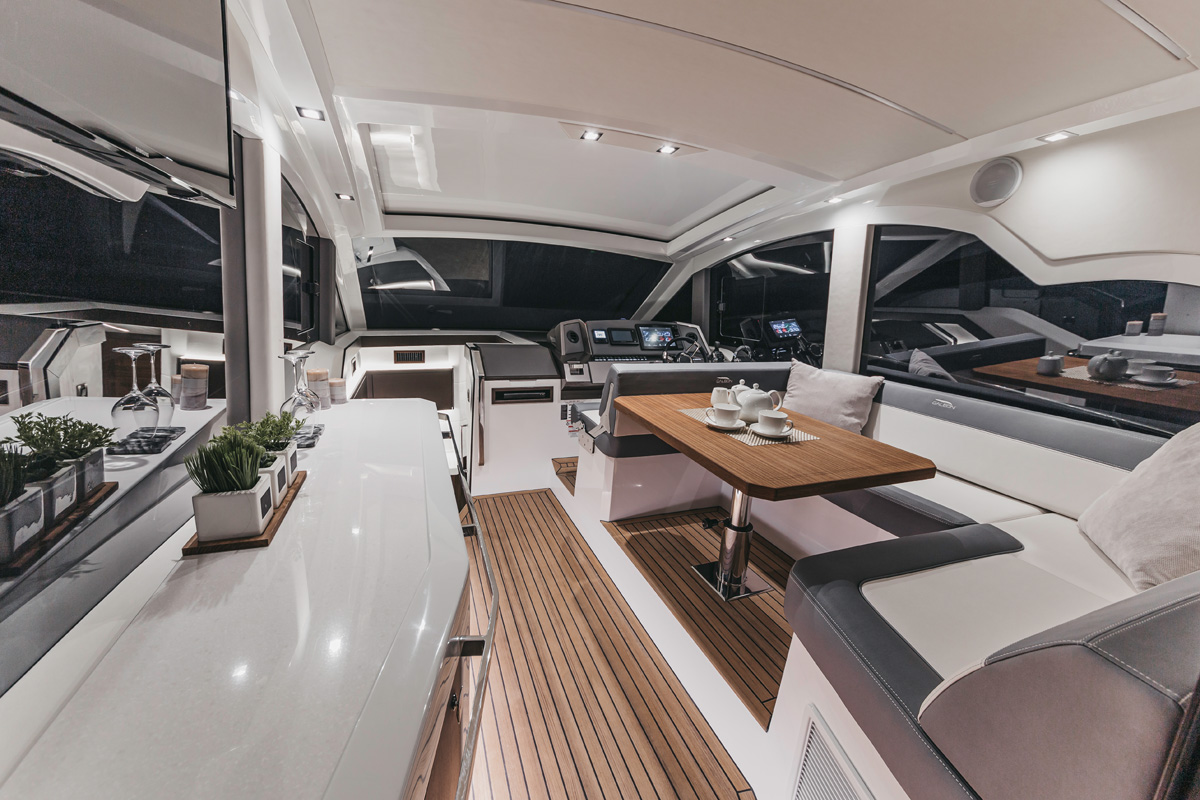 Galeon 425 HTS salon cockpit