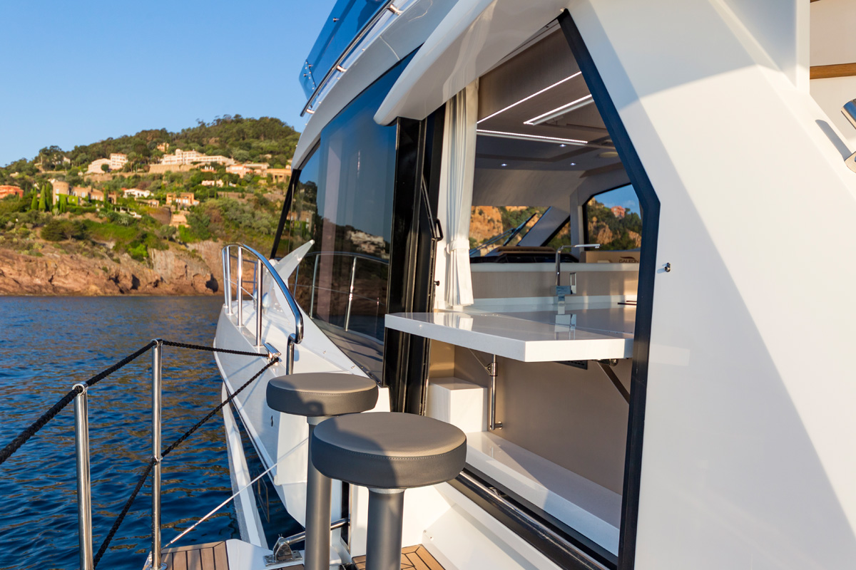 Galeon 460 FLY bar beach mode