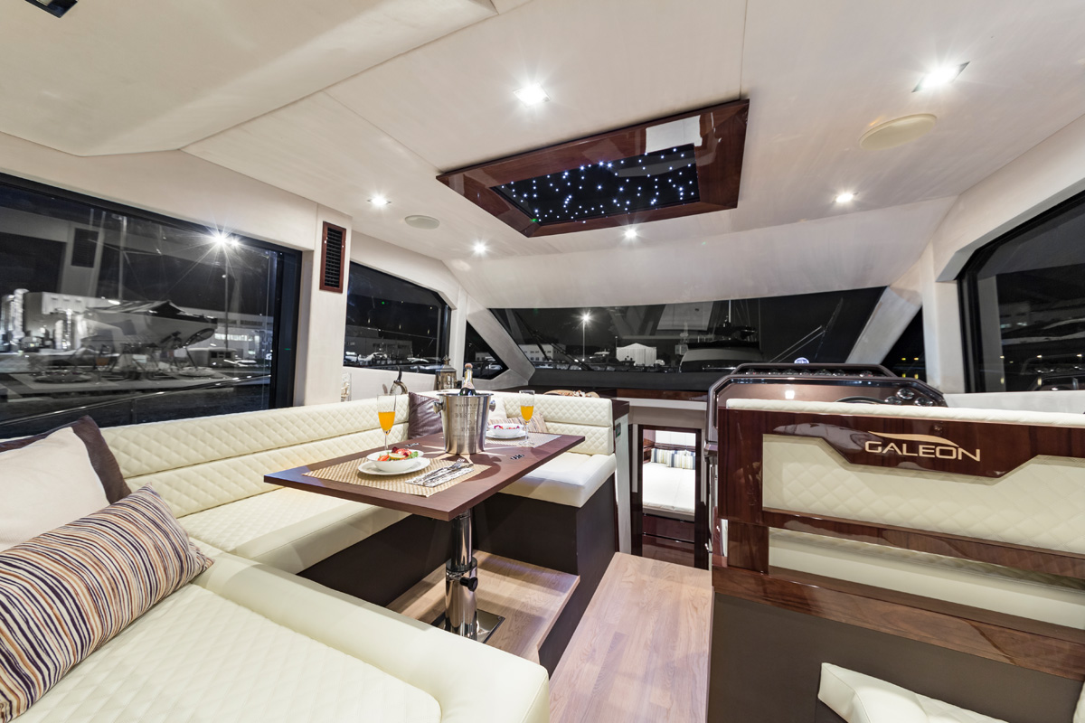 Galeon 460 FLY salon cockpit