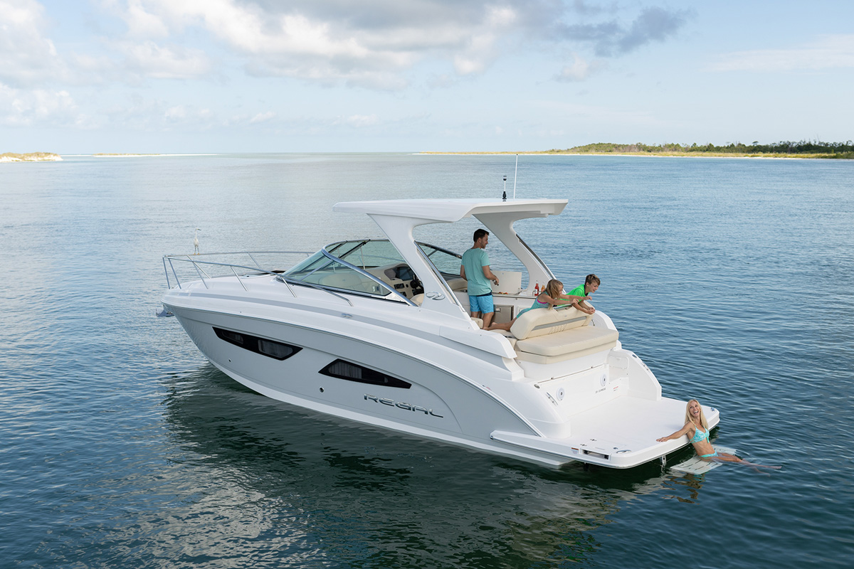 Regal 33 Express exterieur famille