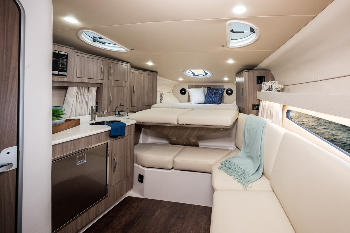 Regal 33 XO cabine