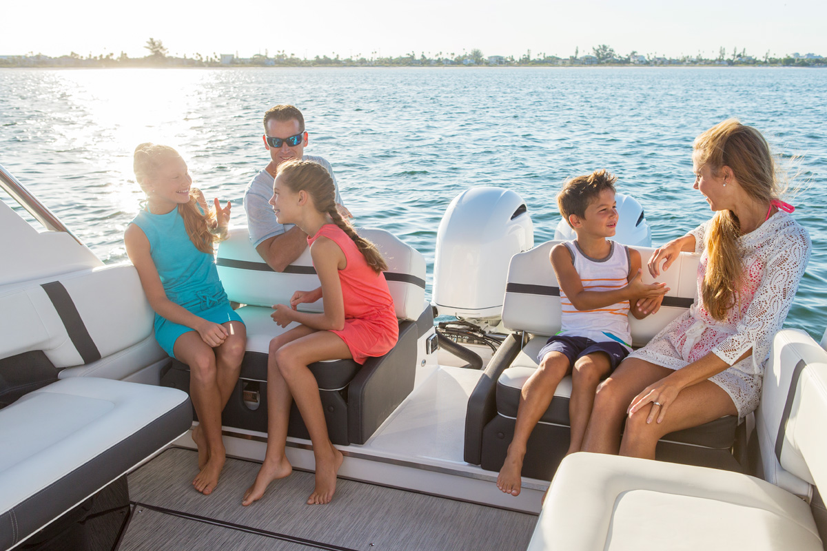 Regal 29 OBX Hors-bord banquette arrière convertible famille