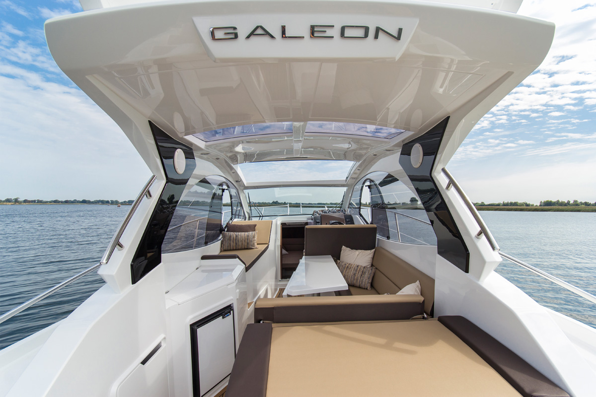 Galeon 305 HTS cockpit