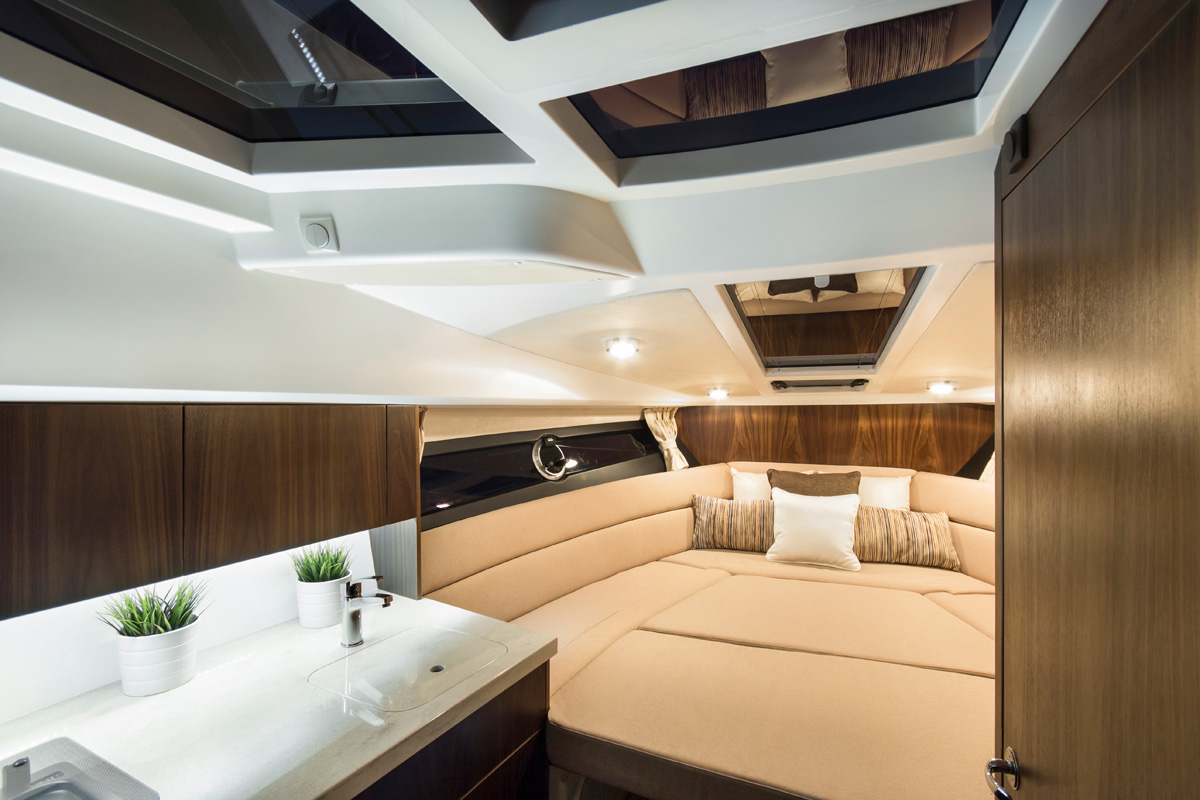 Galeon 305 HTS intérieur cabine pointe