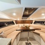 Galeon 305 HTS intérieur salon pointe