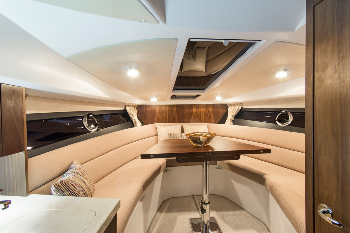 Galeon 305 HTS intérieur salon pointe