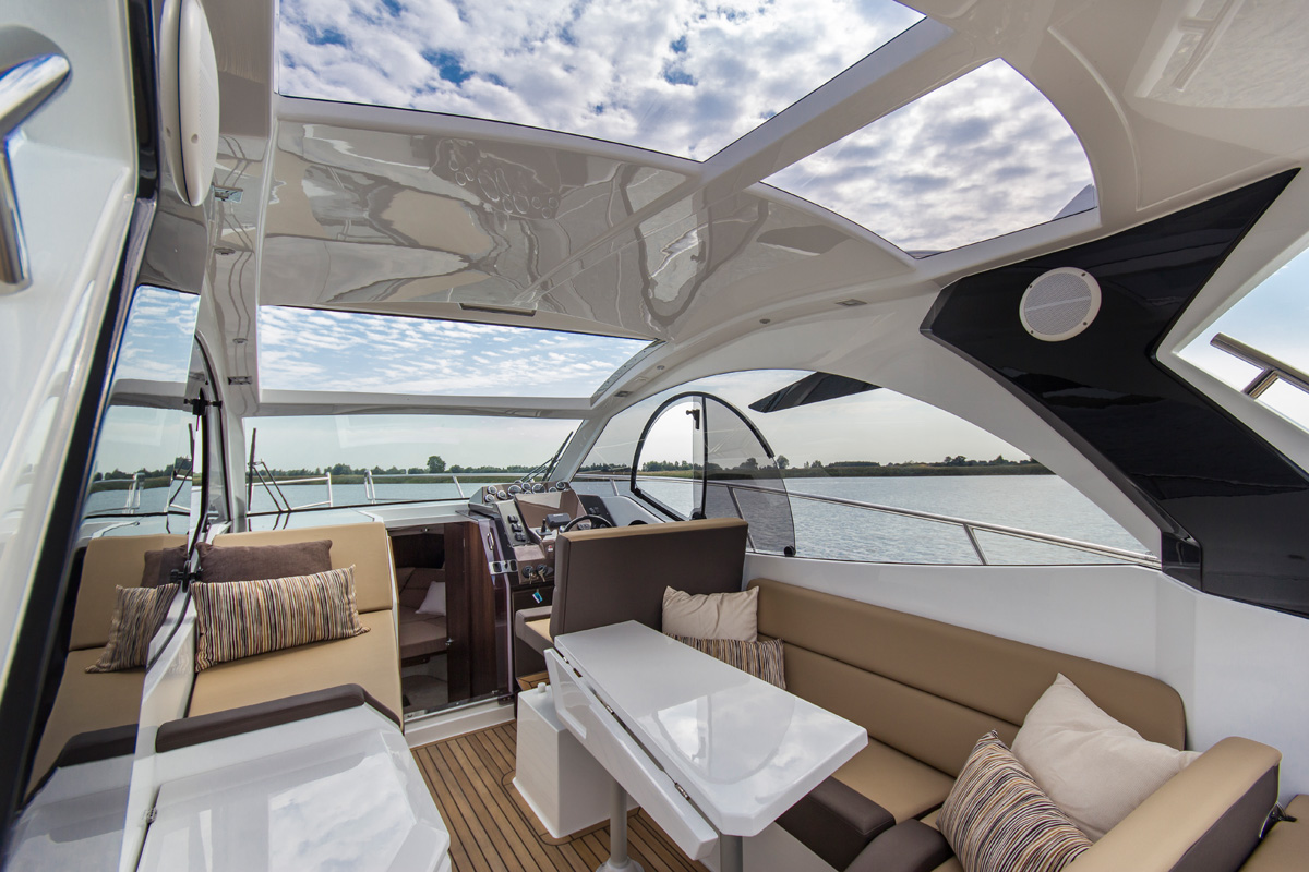 Galeon 305 HTS salon