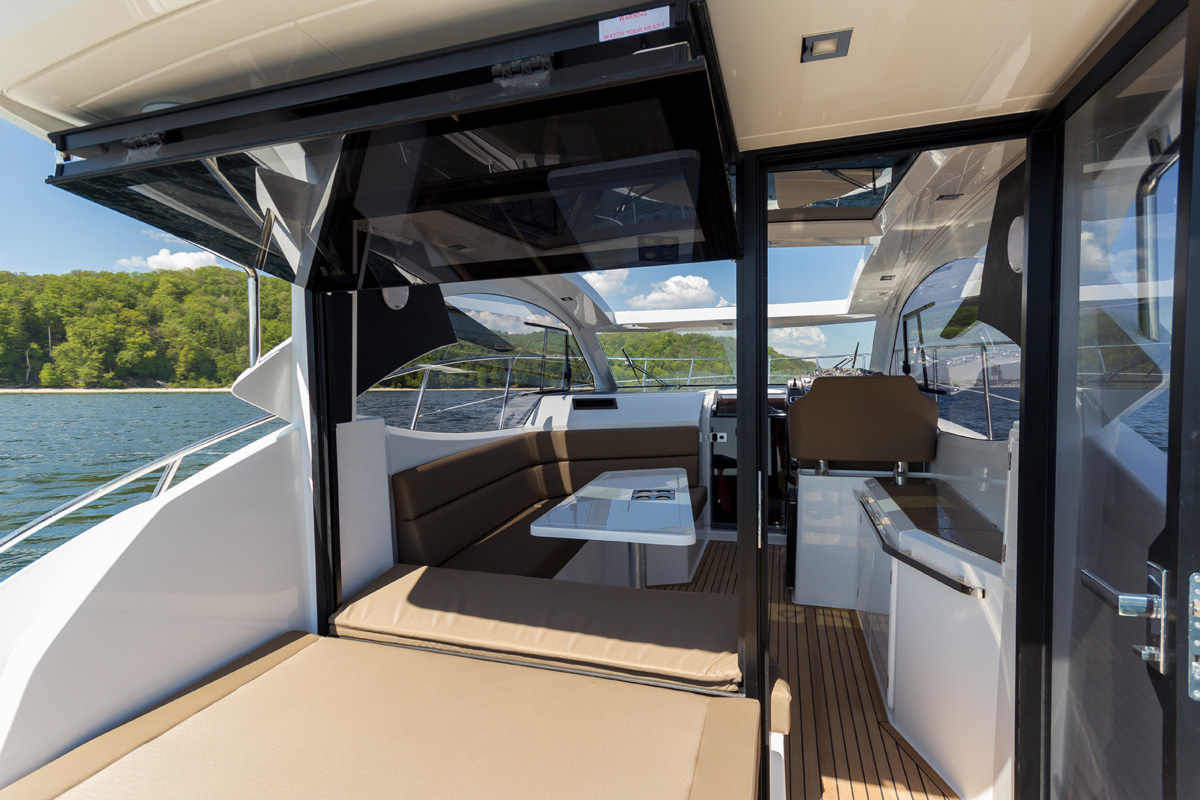 Galeon 365 HTS cockpit ouvert