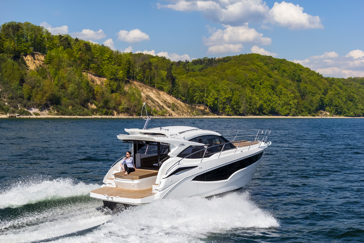 Galeon 365 HTS exterieur arrière