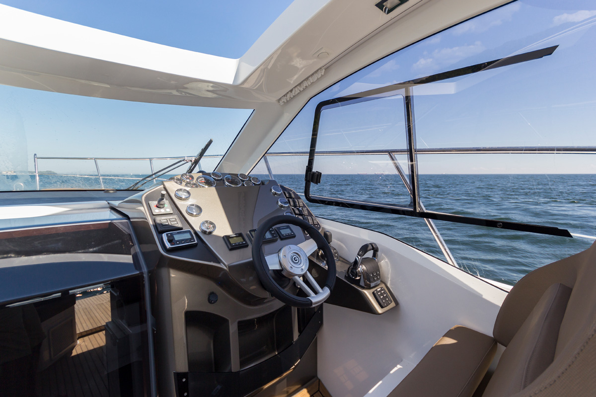 Galeon 365 HTS poste pilotage