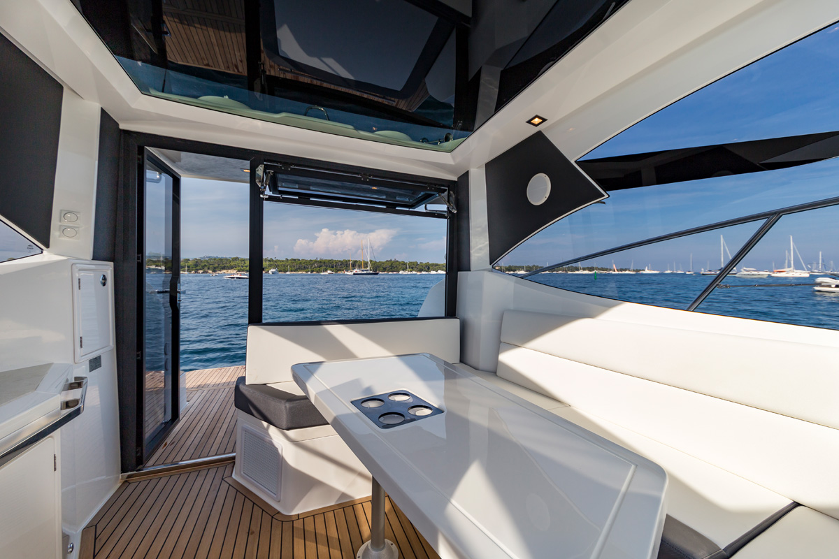 Galeon 365 HTS salon cockpit