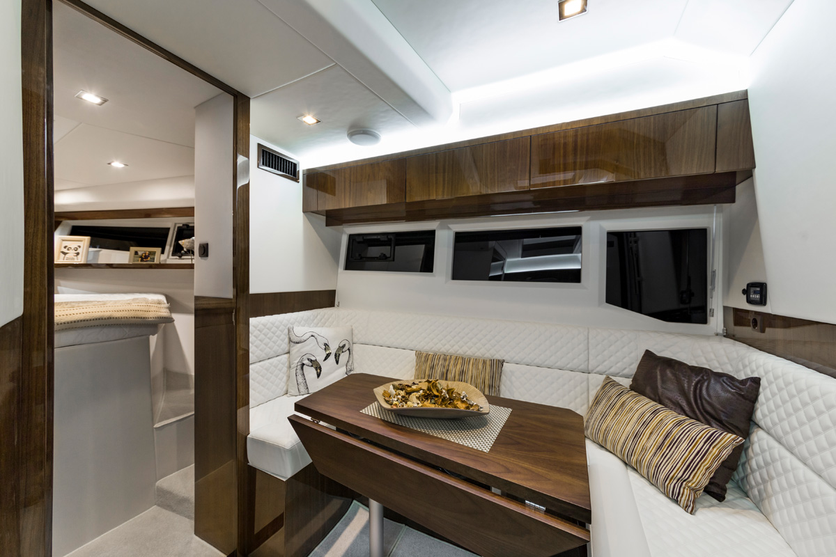 Galeon 365 HTS salon intérieur