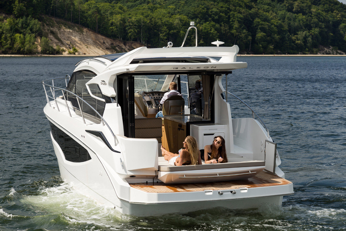 Galeon 370 HTC bain de soleil arrière