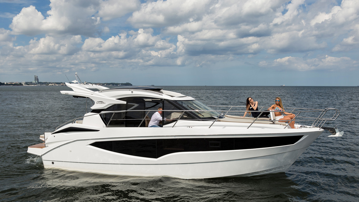 Galeon 370 HTC bain de soleil porte passavant