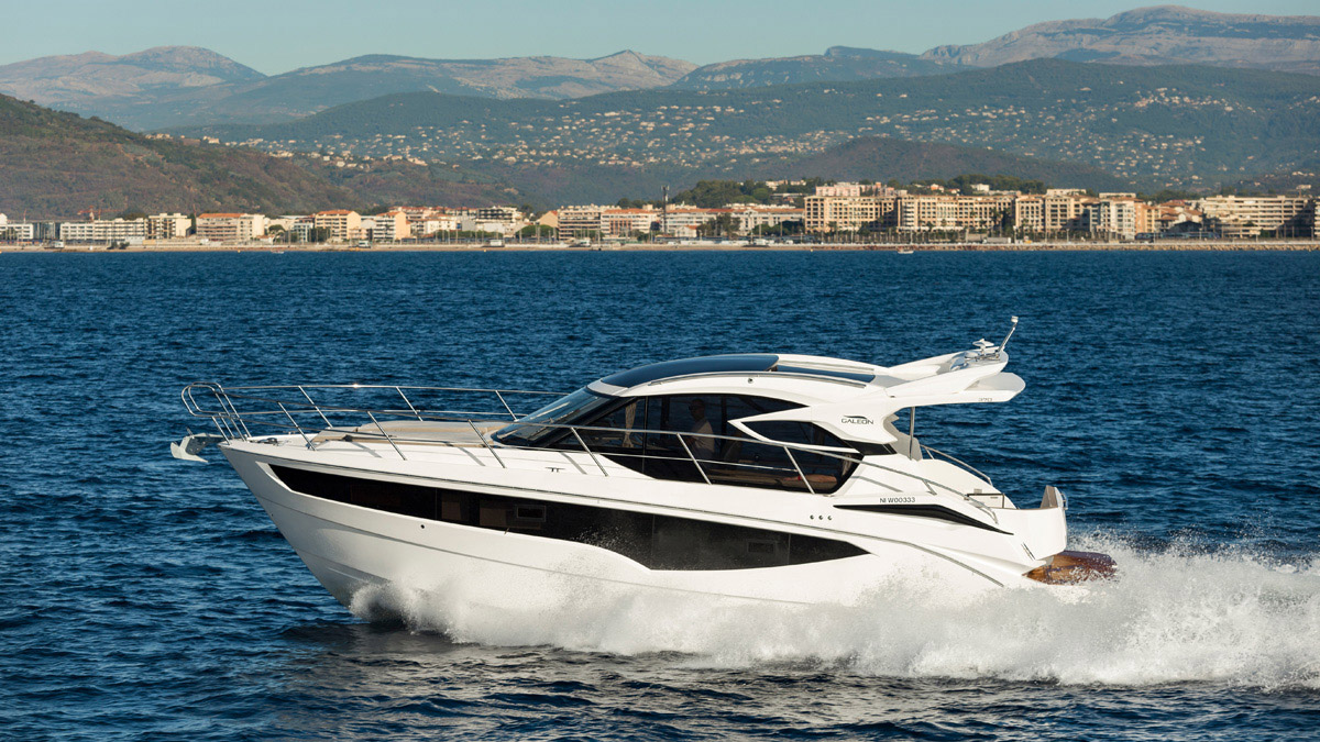 Galeon 370 HTC exterieur gauche cote d'azur