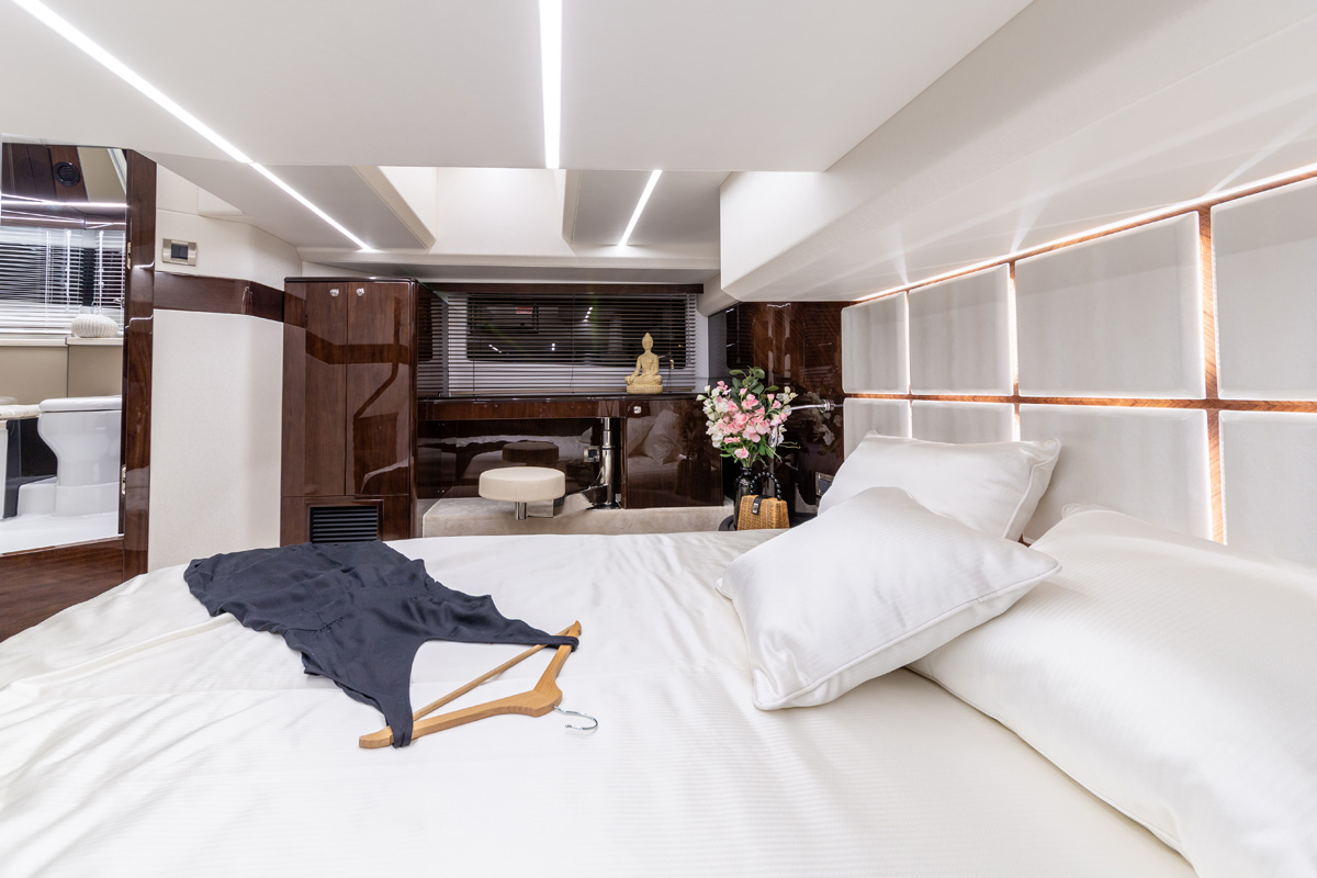 Galeon 400 FLY salle d'eau cabine principale