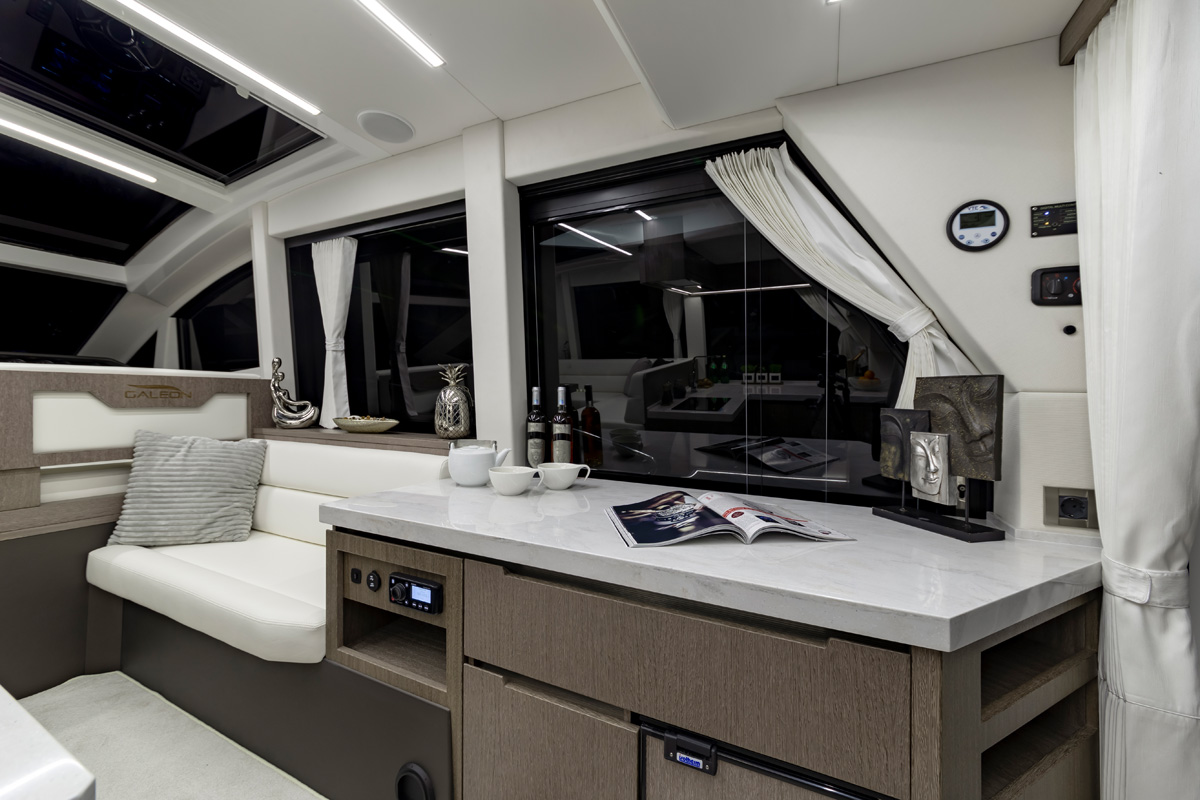 Galeon 470 SKYDECK bar