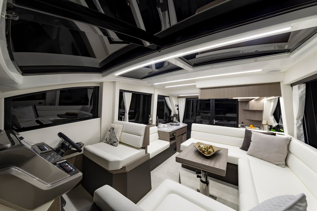 Galeon 470 SKYDECK cockpit salon