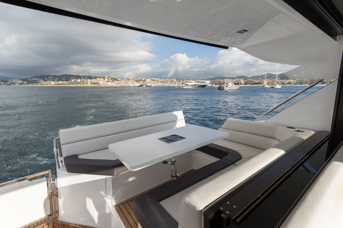 Galeon 485 HTS carré arrière