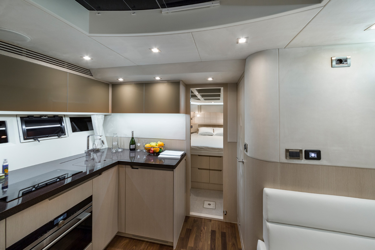 Galeon 485 HTS cuisine et cabine pointe