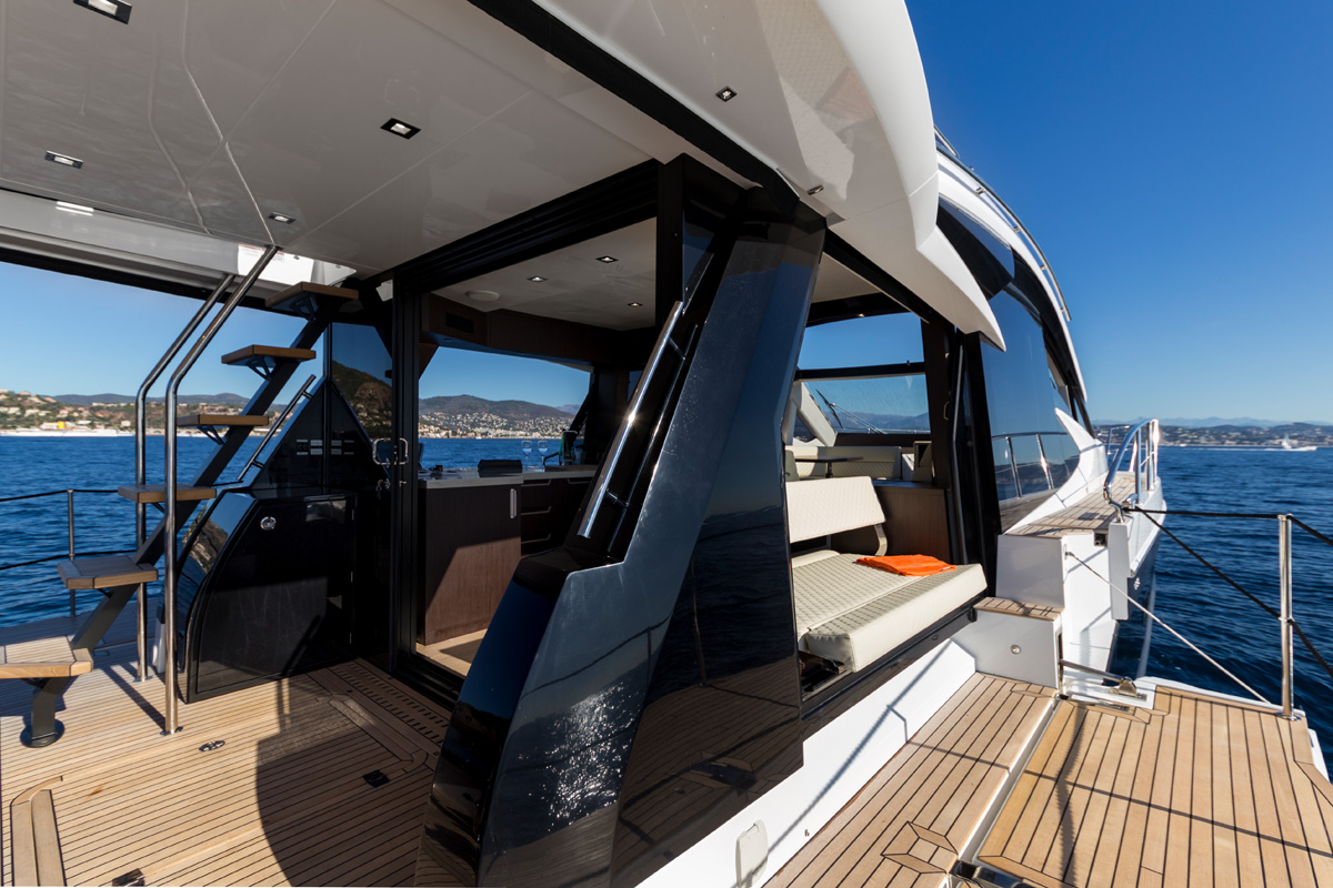 Galeon 510 SKYDECK beach mode cockpit ouvert