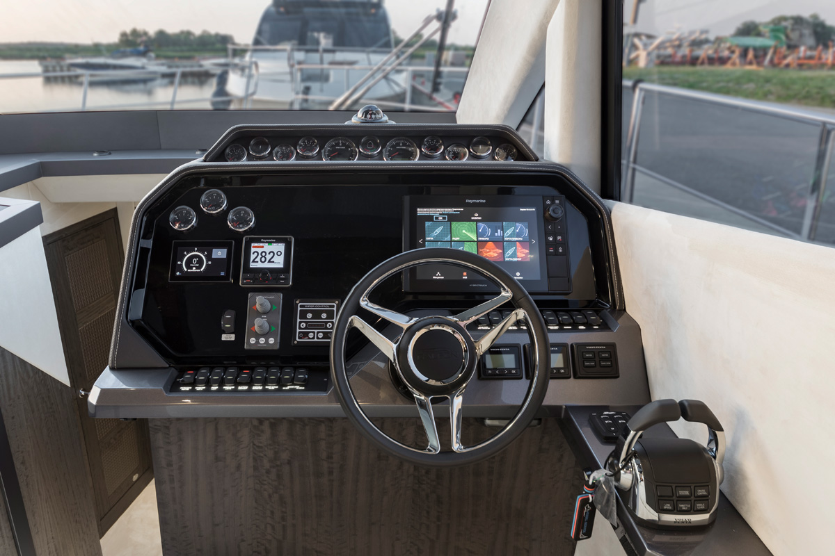 Galeon 510 SKYDECK poste pilotage cockpit