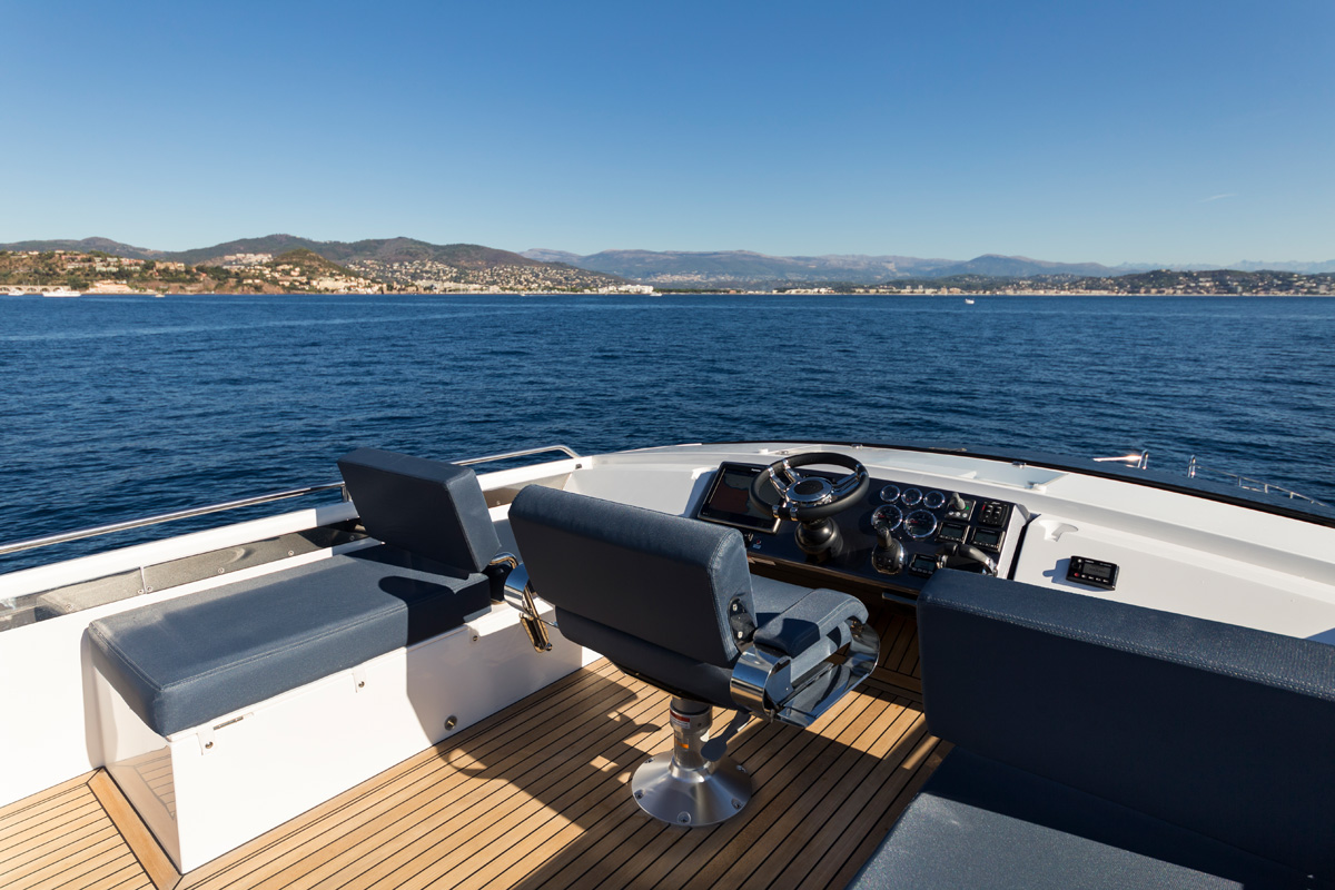 Galeon 510 SKYDECK poste pilotage sky