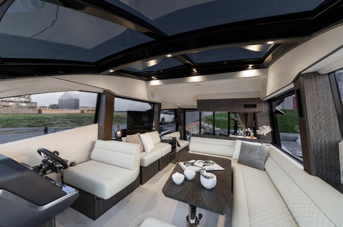 Galeon 510 SKYDECK salon cockpit