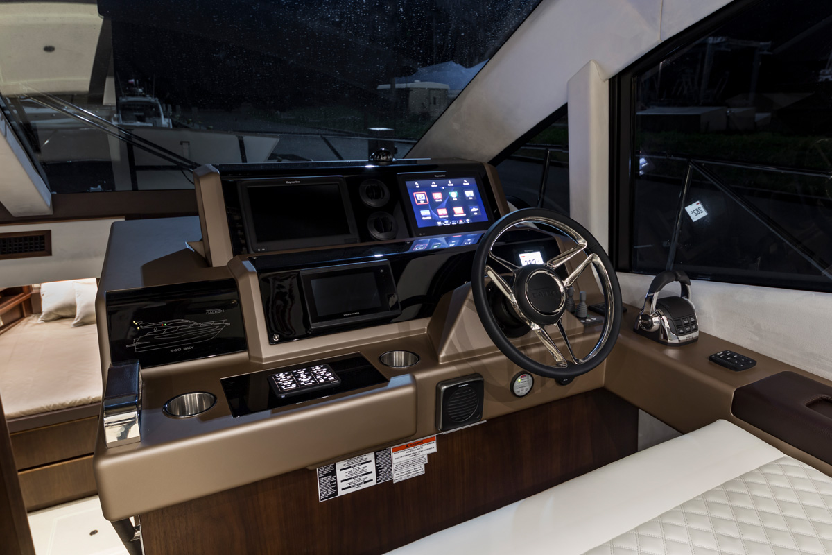 Galeon 560 SKYDECK poste pilotage cockpit