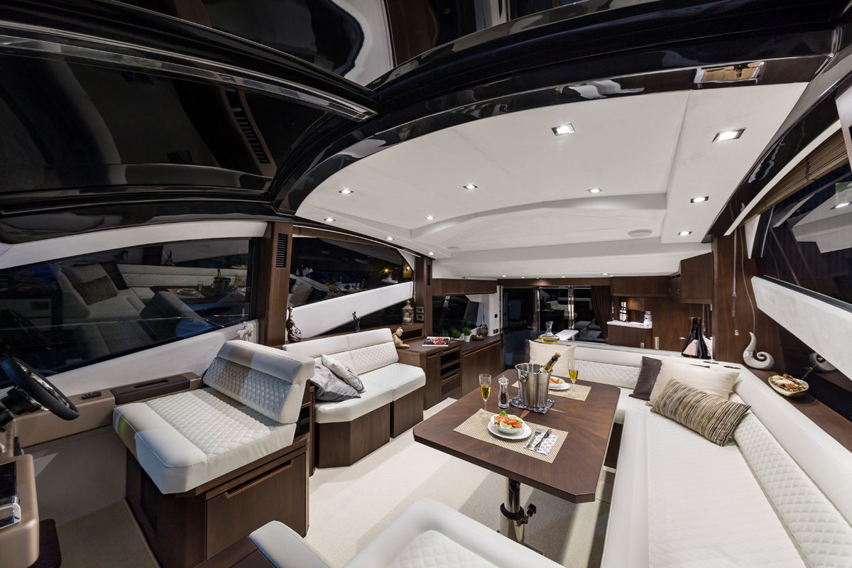 Galeon 560 SKYDECK salon cockpit éclairage