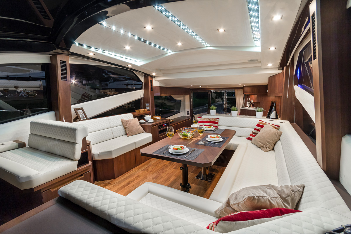 Galeon 560 SKYDECK salon cockpit