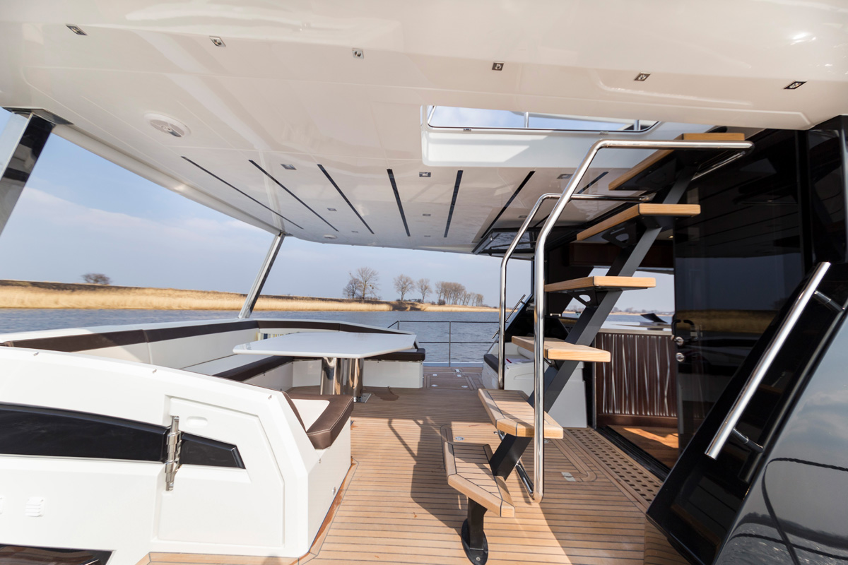 Galeon 640 FLY fly access