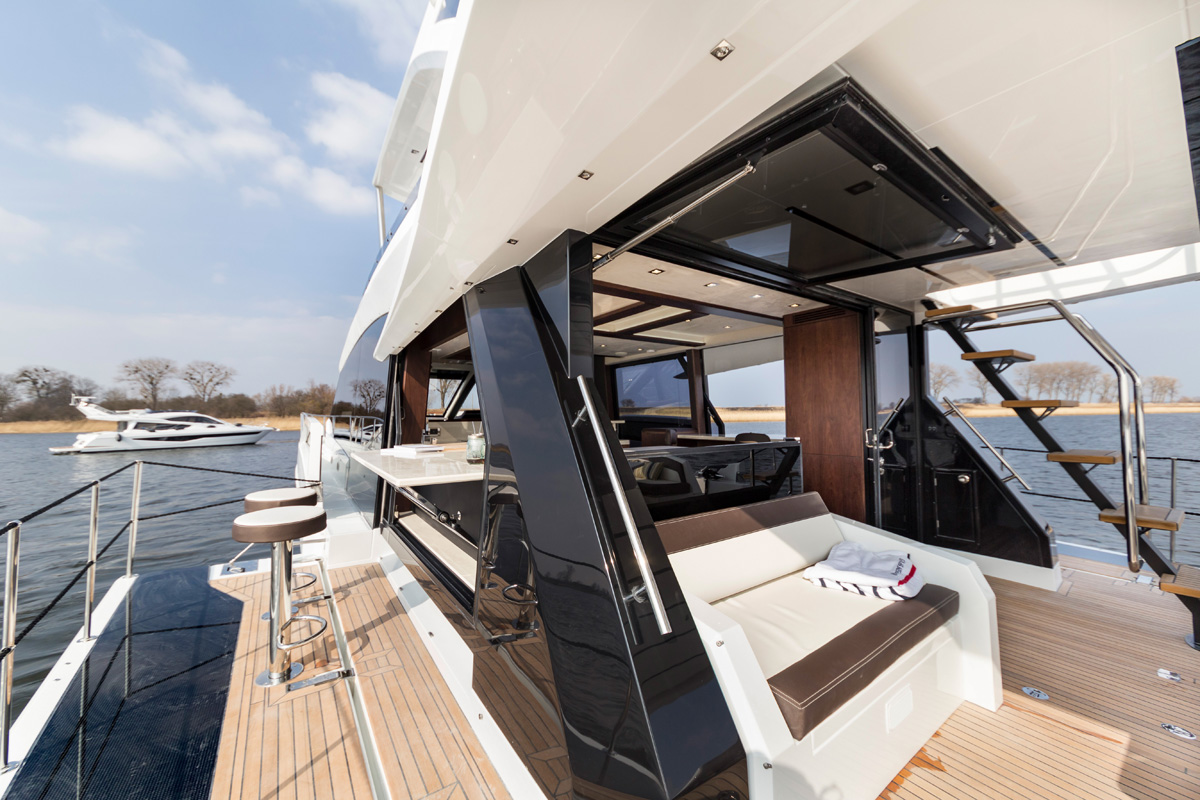 Galeon 640 FLY bar beach mode