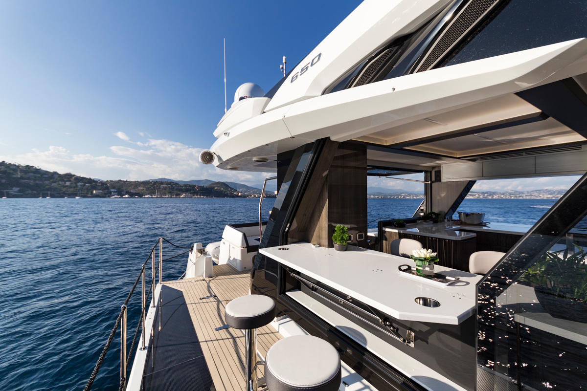 Galeon 650 SKYDECK bar beach mode