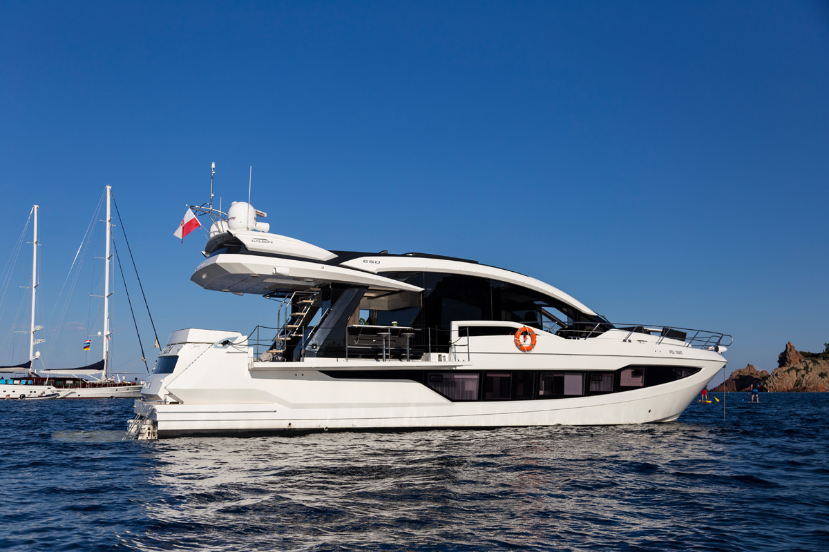 Galeon 650 SKYDECK beach mode droite