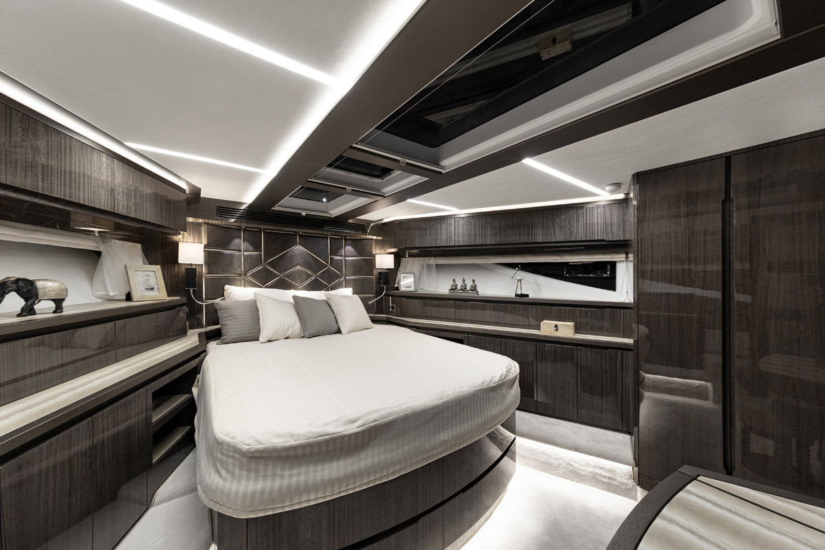 Galeon 650 SKYDECK cabine pointe