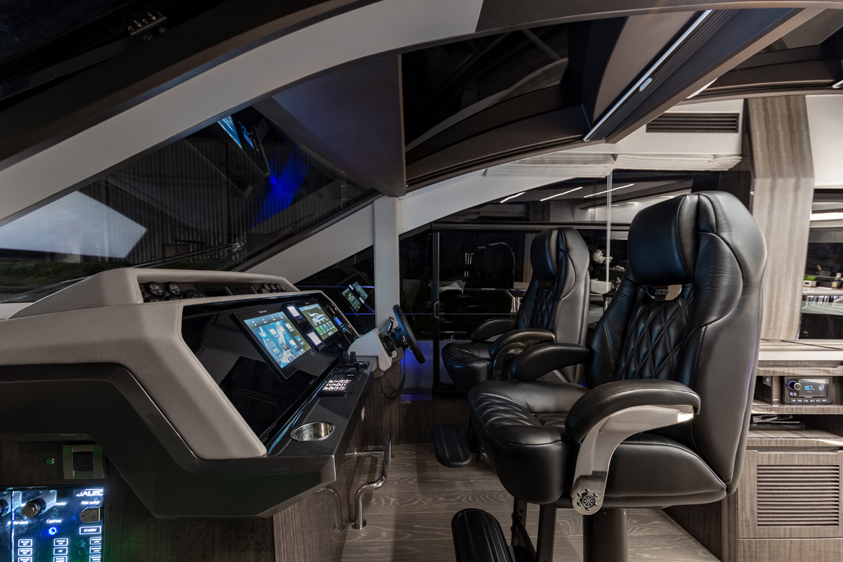 Galeon 650 SKYDECK poste pilotage cockpit