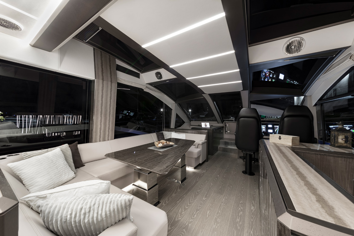 Galeon 650 SKYDECK salon cockpit