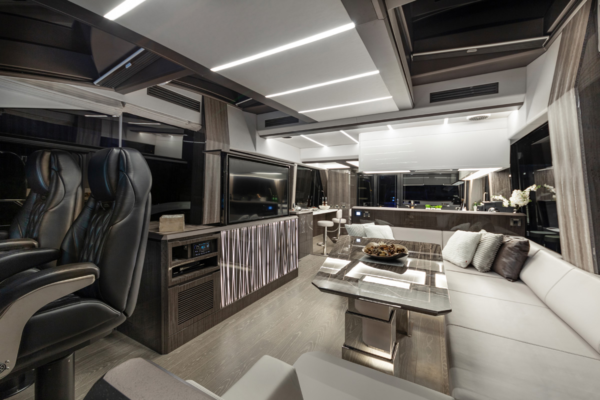 Galeon 650 SKYDECK salon