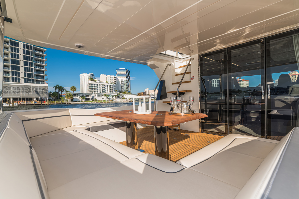 Galeon 680 FLY cockpit fermé