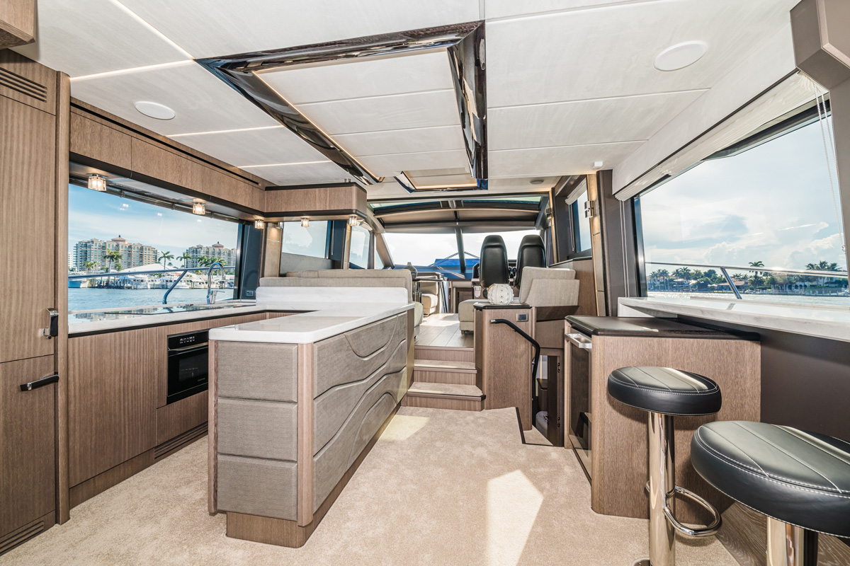 Galeon 680 FLY cuisine cockpit