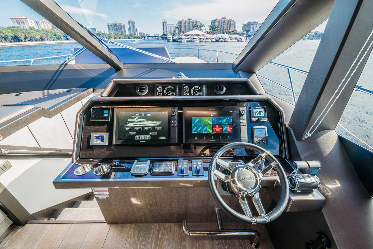 Galeon 680 FLY poste piloage cockpit