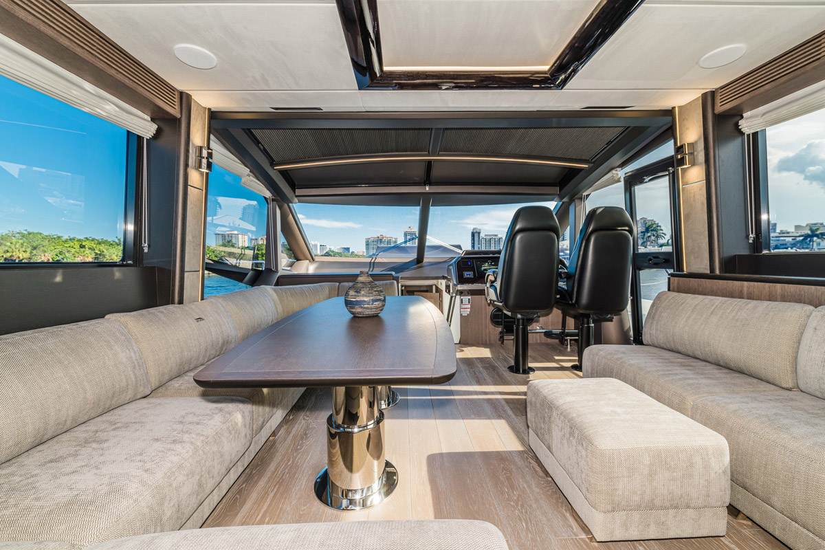 Galeon 680 FLY salon