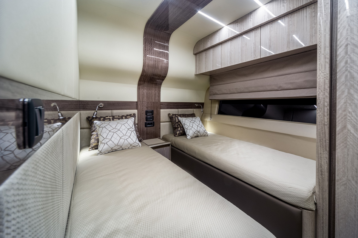 Galeon 700 SKYDECK cabine double